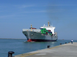 Una nave entra nel porto di Ravenna